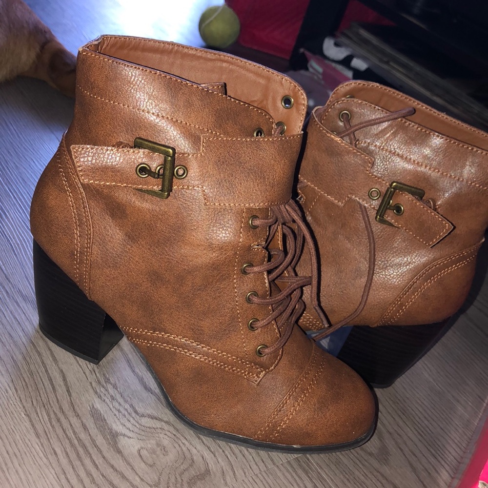 BROWN HEEL BOOTS